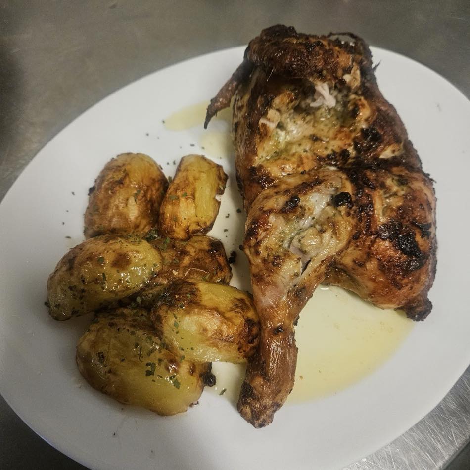 Poulet grillé servi dans l'assiette, préparé le jour même