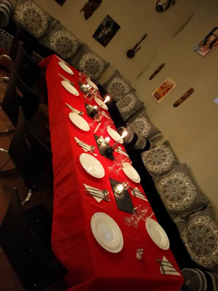 Grande tablée dressée en rouge et blanc pour une soirée privée
