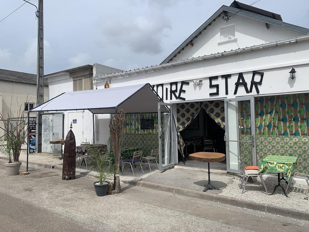 Devanture du restaurant Ivoire Star et sa terrasse