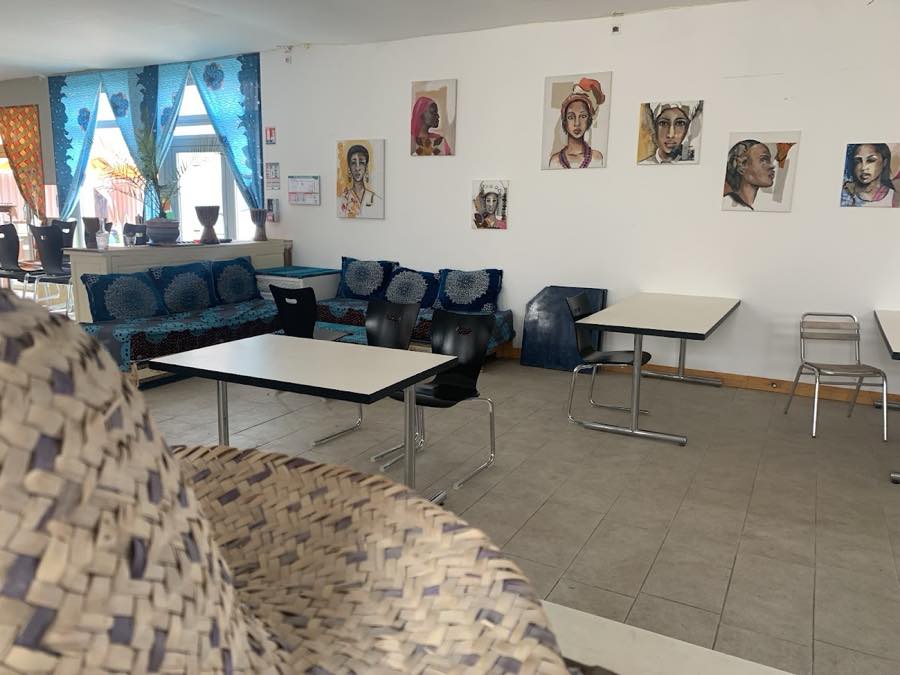 Seconde salle du restaurant, tables dressées et murs décorés