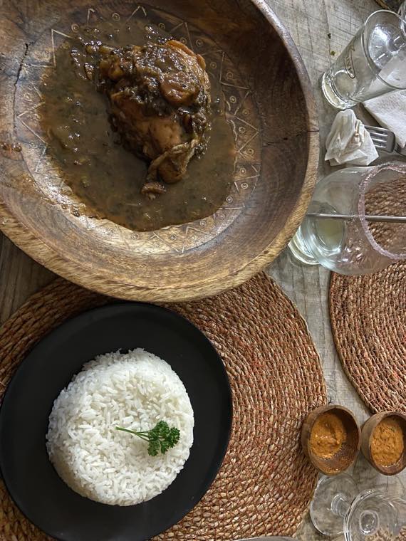 Sauce traditionnelle mijotée servie en plat de bois avec du riz blanc