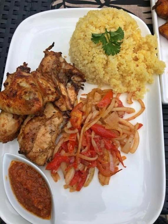 Poulet grillé aux oignons et poivrons, servi avec son attiéké